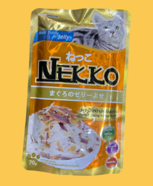 Nekko Pouch Tuna Topping Katsuobushi in Jelly is premium quality wetfood made with super quality Ingredients. Mouth watering taste of Tuna & Katsuobushi make your Cat crazy! Made from real Tuna, No artificial preservatives & coloring agents added. Vitamin E, Omega 3 & Taurine Added.